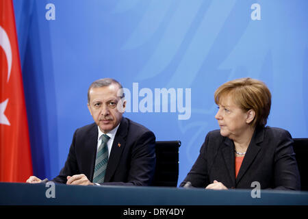 Berlin, Deutschland. Febuary04th, 2014. Bundeskanzlerin Angela Merkel begrüßt der türkische Ministerpräsident Recep Tayyip Erdogan um Meinungsaustausch im Bundeskanzleramt. Das gemeinsame Gespräch konzentriert sich die bilateralen Beziehungen und aktuelle internationale Fragen, wie Syrien. Nach dem Treffen geben sie eine gemeinsame Pressekonferenz in der Kanzlei in Berlin. / Bild: Türkischer Ministerpräsident Recep Erdogan und Angela Merkel (CDU), Bundeskanzlerin. Bildnachweis: Reynaldo Chaib Paganelli/Alamy Live-Nachrichten Stockfoto