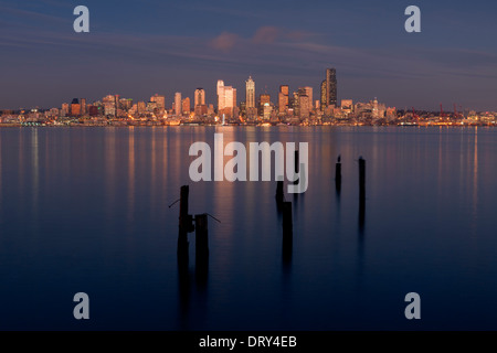 WASHINGTON: Die Stadt Seattle, die von West Seattle aus über die Elliot Bay blickt. 2013 Stockfoto