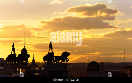 Pferd Streitwagen Statuen Reiten über die alte zentrale BBVA Bank Gebäude. Madrid. Spanien Stockfoto