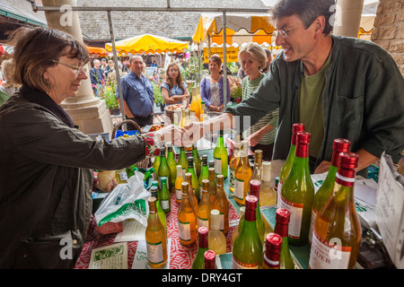 Apfelwein & Bio-Apfelsaft zum Verkauf an Stroud Farmers' Market, Gloucestershire UK Stockfoto