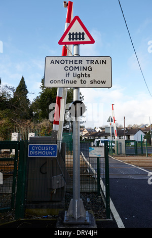 kleine Fußgängerzone lokalen Bahnübergang Warnzeichen Dunmurry Belfast uk Stockfoto