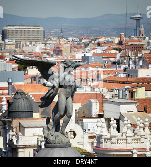 Geflügelte Sieg Statue an der Spitze des Gebäudes Metropole. Gran Via Straße. Madrid. Spanien Stockfoto