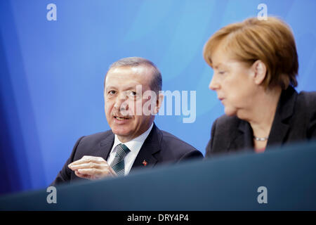 Berlin, Deutschland. Febuary04th, 2014. Bundeskanzlerin Angela Merkel begrüßt der türkische Ministerpräsident Recep Tayyip Erdogan um Meinungsaustausch im Bundeskanzleramt. Das gemeinsame Gespräch konzentriert sich die bilateralen Beziehungen und aktuelle internationale Fragen, wie Syrien. Nach dem Treffen geben sie eine gemeinsame Pressekonferenz in der Kanzlei in Berlin. / Bild: Türkischer Ministerpräsident Recep Erdogan und Angela Merkel (CDU), Bundeskanzlerin. Bildnachweis: Reynaldo Chaib Paganelli/Alamy Live-Nachrichten Stockfoto