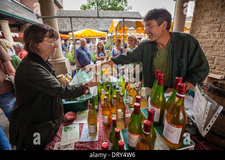 Apfelwein & Bio-Apfelsaft zum Verkauf an Stroud Farmers' Market, Gloucestershire UK Stockfoto