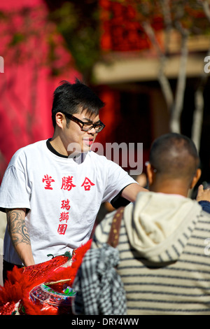 Drachentanz Performer in Chinatown Los Angeles früh am chinesischen Neujahrstag. Stockfoto