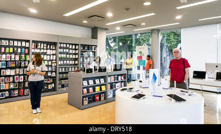 elegante weiße kubistischen innen Display & Verkaufsfläche von Apple Ishop Store in wohlhabenden gehobenen Colonia Reforma Bezirk Oaxaca Stockfoto