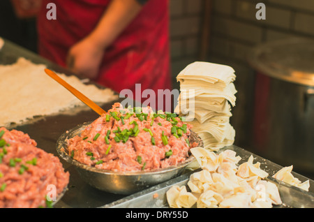 Herstellung von Wan-Tan, eine Art chinesische Knödel. Stockfoto