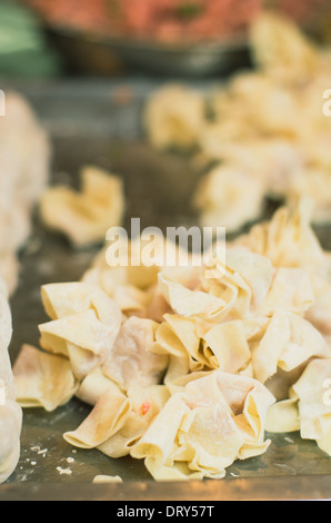 Making-of mutwillige oder Wantan, eine chinesische Knödel. Stockfoto