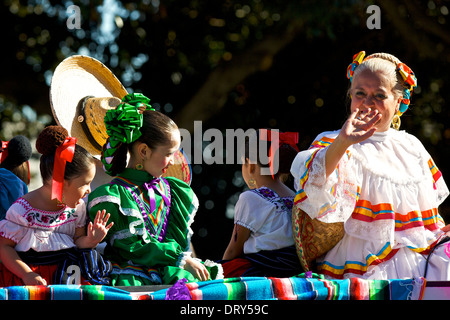 "Hausmutter" & Kleinkinder in traditionelle Tracht erscheinen in Los Angeles Chinatown, chinesische neue Jahre Day Parade. Stockfoto