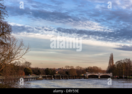 Dramatischer Himmel in der Abenddämmerung über Teddington Lock und Wehr, Teddington, größere London, UK Stockfoto