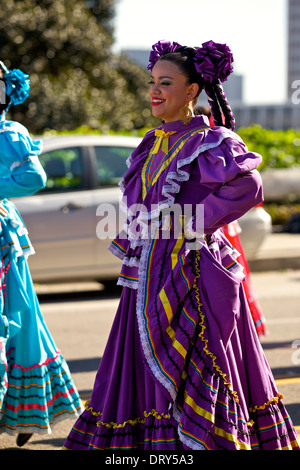 Junge Frau in traditioneller Tracht erscheinen in LA Chinatown, chinesische neue Jahre Day Parade, 2014. Stockfoto