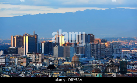 Abend-Aussicht auf die Innenstadt (Centro Direzionale) von Neapel, Italien Stockfoto