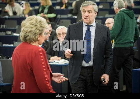 Straßburg, Frankreich. 4. Februar 2014. Antonio Tajani, aus Italien, der EU-Unternehmertum Kommissar vor Giorgio Napolitano, Präsident der italienischen Republik (nicht gesehen) Aaddress in das Haus am Hauptsitz der Europäischen Parlaments in Straßburg auf 04.02.2014 Credit: Dpa picture-Alliance/Alamy Live News Stockfoto