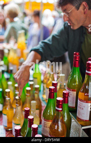 Apfelwein & Bio-Apfelsaft zum Verkauf an Stroud Farmers' Market, Gloucestershire UK Stockfoto