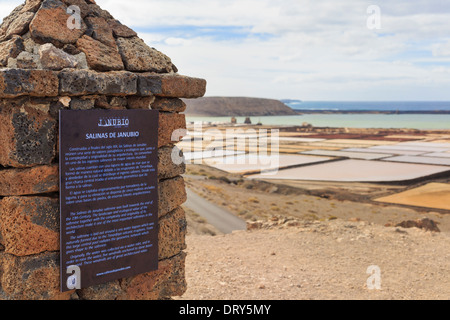 Hinweisschild für 19. Jahrhundert Salzbergwerk Salinas de Janubio produzierenden Meersalz auf Westküste von Lanzarote-Kanarische Inseln-Spanien Stockfoto