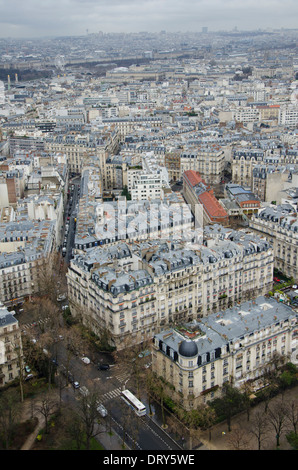 Nordost-Ansicht aus der Vogelperspektive vom Eiffel-Turm, mit typischen Paris Gebäude vor. Paris, Frankreich. Stockfoto