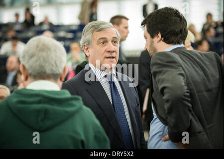 Straßburg, Frankreich. 4. Februar 2014. Antonio Tajani, aus Italien, der EU-Unternehmertum Kommissar vor Giorgio Napolitano, Präsident der italienischen Republik (nicht gesehen) Aaddress in das Haus am Hauptsitz der Europäischen Parlaments in Straßburg auf 04.02.2014 Credit: Dpa picture-Alliance/Alamy Live News Stockfoto