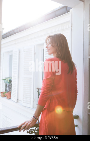 Frau auf Balkon mit Blick auf den Blick Stockfoto