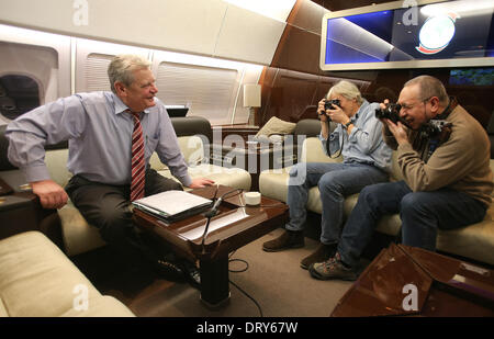 Neu-Delhi, Indien. 4. Februar 2014. Deutscher Präsident Joachim Gauck (L) wird in einem Konferenzraum des Regierung-Flugzeugs auf dem Flug nach New Delhi, Indien, 4. Februar 2014 fotografiert. Gauck reiste nach Indien für eine offizielle sechstägigen Besuch. Foto: Wolfgang Kumm/Dpa/Alamy Live News Stockfoto