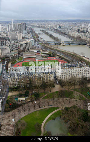 Südost-Ansicht aus der Vogelperspektive vom Eiffelturm, Paris Gebäude vor und Stadion Emile Antoine, Paris, Frankreich. Stockfoto