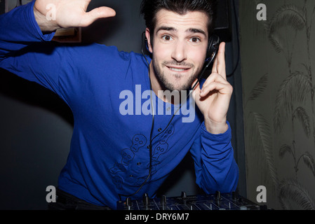 DJ mit Kopfhörer und audio-Mixer, portrait Stockfoto