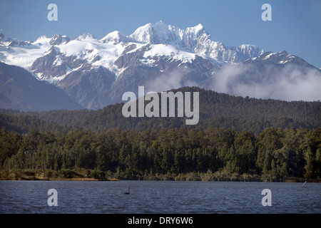 Mount Cook, rechts, und Mount Tasman von Okarito Lagoon gesehen Stockfoto