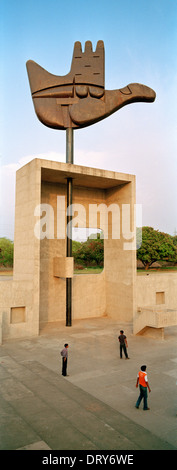 Die offene Hand Denkmal (Skulptur) von Le Corbusier, Chandigarh, Indien, Asien Stockfoto