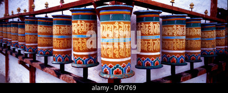 Gebetsmühlen in einem buddhistischen Kloster in Tashiding, Sikkim, Nordindien, Indien, Asien Stockfoto