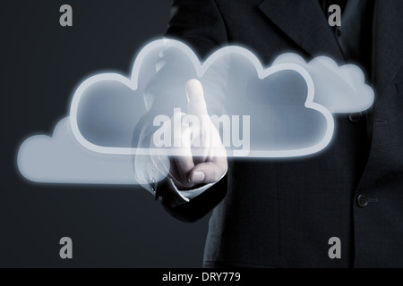 Geschäftsmann aktivierende Cloud-Symbol auf dem futuristischen Touch anzeigen Stockfoto