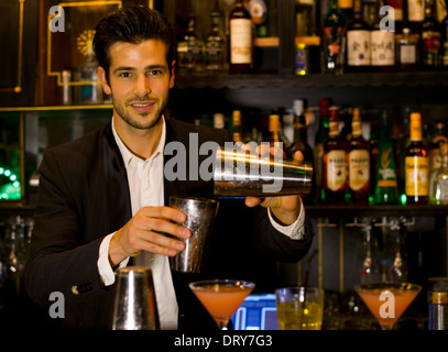 Vorbereitung Cocktail Barkeeper Stockfoto