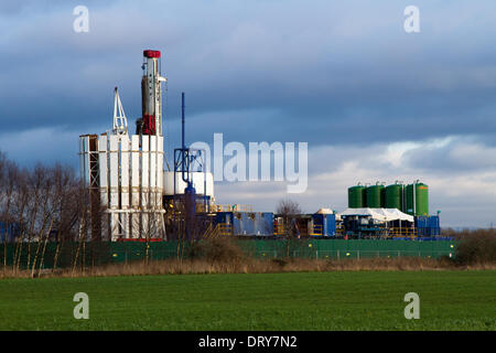 Manchester, Barton Moss, UK. 4. Februar, 2014. IGAS Bohrstelle. Greater Manchester Polizeioperation weiterhin bei Barton Moss Bohren Seite als Cuadrilla, als einer der Energiekonzerne hoffen Shale Gas Ressourcen der UK, kündigt zwei neue exploration Websites in Lancashire zu nutzen. ... Zu bohren und Frack an zwei Standorten an Roseacre Holz und wenig Plumpton in der Nähe von Blackpool. Erdgas Bohrprojekten UK Stockfoto