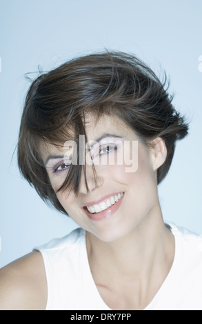 Frau mit kurzen Haaren, Haarsträhne vor Gesicht, Lächeln, Porträt Stockfoto