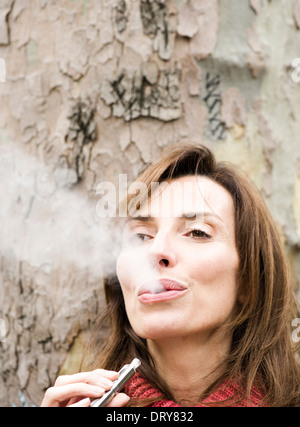 Frau rauchen elektronische Zigarette Stockfoto