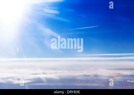 Bewölkter Himmelsblick aus dem Flugzeugfenster Stockfoto