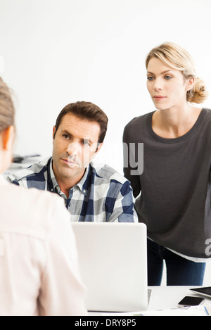 Kolleginnen und Kollegen gemeinsam an Arbeit Projekt Stockfoto