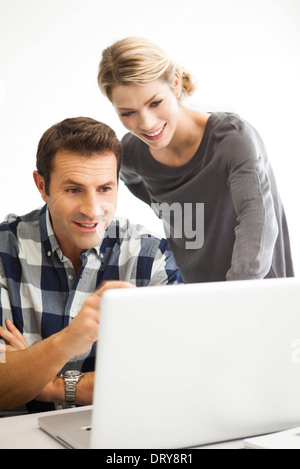 Kollegen Blick auf Laptop-Computer zusammen Stockfoto