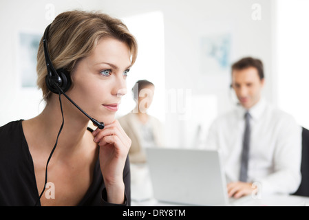 Geschäftsfrau tragen Kopfhörer im Büro arbeiten Stockfoto