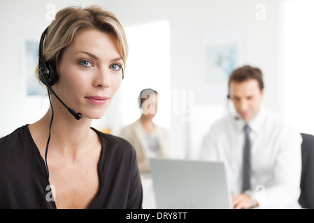 Geschäftsfrau tragen Kopfhörer im Büro arbeiten Stockfoto
