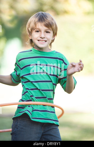 Jungen spielen mit Hula-Hoop in Hof Stockfoto