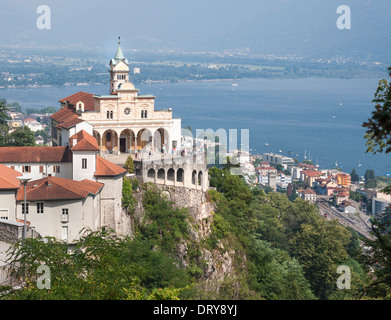 Kirche Madonna del Sasso in Locarno, Schweiz (Kanton Tessin) mit Lago Maggiore im Hintergrund. Stockfoto