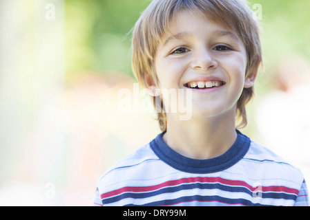 Junge im gestreiften Hemd, Porträt Stockfoto