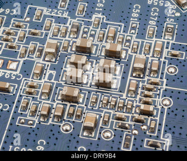 Elektronische Bauteile auf der Platine Stockfoto