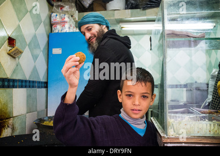 Arabische Mann und sein Sohn verkauft frittierte Fleischbällchen in Markt, Nahen Osten, Jerusalem, Israel Stockfoto