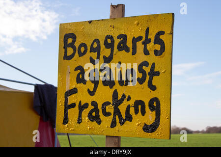 Manchester, Barton Moss, UK. 4. Februar 2014. "Boggarts gegen Fracking" Proteste am IGAS Bohren Standort, größere Manchester Polizei Betrieb bei Barton Moss-Bohren-Website als Cuadrilla, als eines der Energieunternehmen in der Hoffnung, Großbritanniens Shale Gasressourcen nutzen kündigt zwei neue Exploration-Standorte in Lancashire. ... zum Bohren und Frack an zwei Standorten in Roseacre Wood und wenig Plumpton. Bildnachweis: Mar Photographics/Alamy Live-Nachrichten. Stockfoto