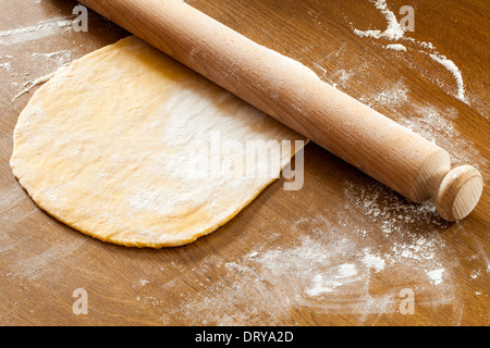 Ei-Pasta-Teig ausrollen Stockfoto