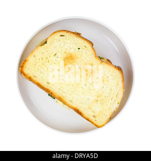 Draufsicht eines frisch getoasteten Sandwiches auf einem kleinen weißen Teller. Stockfoto