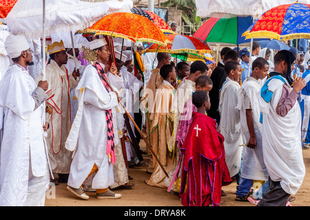 Eine Prozession der Diakone und Priester Anfänger während des Festivals von Timkat (Epiphanie) Jinka, Omo-Tal, Äthiopien Stockfoto