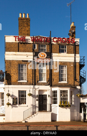 Die White Cross Pub auf Richmond Riverside, Richmond nach Themse, England Stockfoto