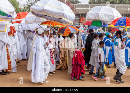 Eine Prozession der Diakone und Priester Anfänger während des Festivals von Timkat (Epiphanie) Jinka, Omo-Tal, Äthiopien Stockfoto