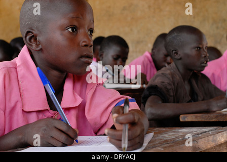 Uganda Karamoja Kotido, Karimojong Kinder mit rosa Schuluniform in der Grundschule, Karimojong ist ein NILOTISCHE pastorale Stamm Stockfoto